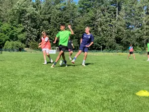 Drei Schüler beim Fußballspielen